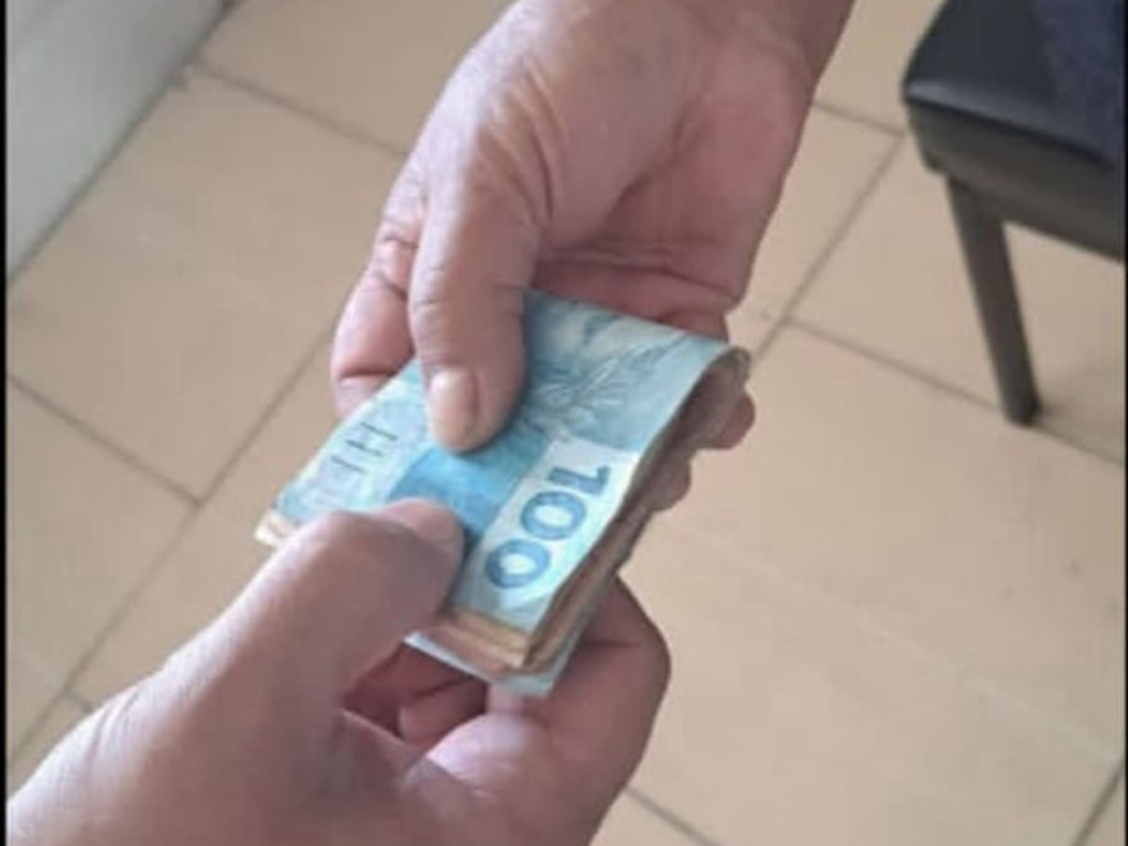 Homem furta e devolve R$ 500 após ser intimado